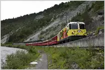 RE1744 mit Ge 4/4 II 611  Landquart  bei Trin. (17.04.2016)