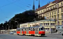 Ein Tatra K2 der Straßenbahn Brno/Brünn (wahrscheinlich K2 1945) im Juli 1989 kurz vor dem Hauptbahnhof. Leider war die Frontbeschriftung bei den meisten Fahrzeugen so verblasst, dass eine genaue Identifizierung mnachmal nicht möglich war.