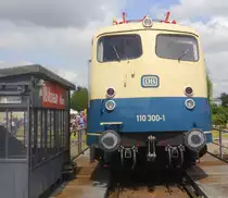 110 300, die erste Bügelfalte, repräsentiert sie ozeanblau-beige Epoche in der Sammlung des Museums Koblenz. Aufnahme vom 19.6.16.