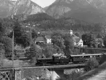 Wie in alten Zeiten... Wäre da nur nicht die Oberleitung und die Plastiksäcke, in die die Kohle eingepackt ist. G 4/5 107  Albula  dampft mit ihrem Muttertagszug bergauf nach Filisur. Von da aus geht es über Davos und Klosters wieder nach Landquart.
Reichenau-Tamins, 08. Mai 2016