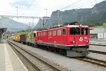 Doppeltraktion Ge6/6 II und Ge4/4 II vor einem kurzen Güterzug in Untervaz/Trimmis.21.06.16