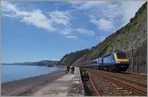 Auch von Teignmounth her führt der Wanderweg lange Zeit der Bahnstrecke entlang, bis diese dann bei Smuggles Cove in den Parson's Tunnel verschwindet und der Wanderweg landeinwärts führt.
Auf dem Bild zu sehen ist ein Great Western Railway HST 125 Class 43 auf dem Weg nach London Paddington.
19.04.2016  
 
