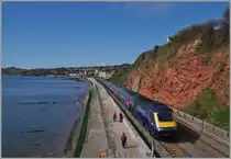 Der Great Westen Railway Service 7:30 von London nach Paignton kurz vor Dalwish. Gut zu sehen ist hier der leicht zu begehnde Wanderweg von Dawlish Warren Richtung Dalwish parallel zur Bahnstrecke.
19. April 2016