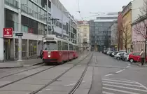 Wien Wiener Linien SL 6 (E2 4079) Simmering, Gottschalkgasse / Sedlitzkygasse am 18. Februar 2016. - Um 1028 war Gottschalk Besitzer der Herrschaft Simmering; die ehemalige Mautnergasse bekam 1894 die Bezeichnung Gottschalkgasse. - Die Sedlitzkygasse wurde 1894 nach dem Apotheker, Bürgermeister von Simmering (1850 - 1852) und Gemeinderat (1861 - 1884) Dr. Adalbert Sedlitzky (1812 - 1886) benannt.