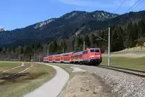 111 174 wurde jahrzehntelang im anstrengenden S-Bahn-Dienst an Rhein und Ruhr geschunden, inzwischen findet die Maschine im bayerischen Voralpenland ihr Ausgedinge. Hier konnte sie zwischen Gerold und Klais mit der RB 59513 nach Mittenwald abgelichtet werden (14. April 2013).