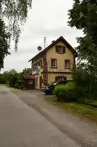 An der ehemaligen Schmalspurstrecke von Mosbach Baden nach Mudau (1905 - 1973) gelegenes Empfangsgeb�ude, das heute in Privatbesitz ist....doch l�sst es seine Vergangenheit immer noch erkennen. Aufgenommen wie man lesen kann in Lohrbach am 19.6.2016