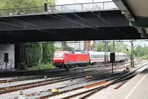 Einfahrt am 25.05.2015 von 120 103-7 zusammen mit einem IC und der 101 118-8  Glacier Express unvergessliCH  am Zugschluss in den Hauptbahnhof von Hamburg.