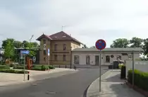 Es gibt noch  kleine  Wunder: Nachdem der Vorplatz und die Umgebung des Bahnhofs in Velten schon saniert und modernisiert worden war,  blieb das Gebäude als Schandfleck übrig. Das ziemlich heruntergekommene und vom bisherigen -eigenthümer DB weitgehend unbenutzte Gebäude des Bahnhofs Velten / Mark wurde von einem in der Gegend recht  bekannten Bäckermeister (!) übernommen und saniert: Die ehemaligen Dienstwohnungen wurden modernisiert, der Güterschuppen, der sich links anschloss abgerissen und durch einen Back Shop ersetzt. Ein dicker Schandfleck weniger, dickes Lob an den Mann! Aufgenommen in Velten , Kreis Oberhavelland, 22.5.2016