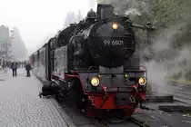 Beim Stop des IG HSB-Sonderzuges am 16.10.2015 im Bahnhof Drei Annen Hohne, wird die Zeit des Wasserfassens vom Lokpersonal von 99 6001 für eine kleine Reparatur am Triebwerk genutzt.