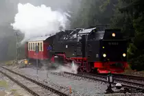 99 7239 mit P 8929 (Brocken-Drei Annen Hohne) am 16.10.2015 bei der Einfahrt in den Bahnhof Schierke. (Bild 2)