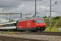 Re 460 003-7 durchfährt den Bahnhof Pratteln. Die Aufnahme stammt vom 12.06.2016.