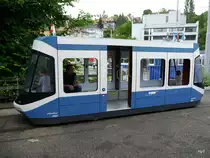 Trammuseum Zürich - Kindertram 4001 das sich mit etwas Muskelkraft für Kinder ganz einfach mit drehen des Steuerrad im Führerstand bewegen lässt, auf dem Areal des Trammuseum in Zürich am 28.05.2016