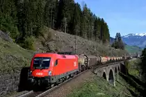 Am 24. April 2013 war der Frachtanfall beim 41851 überschaubar, sodass 1016.007 keinen Vorspann auf der Tauern-Nordrampe benötigte. Hier sieht man den fotogenen gemischten Güterzug mit den für die Tauernbahn charakteristischen Spezialwagen für den Kreideschlamm-Transport gerade beim Überqueren des Steinbach-Viadukts. 