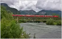 RE1732 mit Ge 4/4 II 613  Domat/Ems  auf der Hinterrheinbrücke bei Domat/Ems. (14.06.2016)