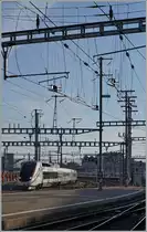 Im Raum Genève wurde mit der Umstellung des SNCF Gleichstrombetriebs auf Wechselstrom der Betrieb vereinfacht, doch bleibt in Genève weiterhin eine Systemtrennstelle zwischen SBB 15000 Volt 16 2/3 Hertz und dem nun neuen SNCF Wechselstrom 25000 Volt 50 Hertz, wie an der aufwändige Fahrleitung zu sehen ist. Im Hintergrund wird ein TGV Lyria nach Paris bereit gestellt. 
20. Juni 2016