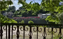 Von Laufenburg AG betrachtet ist ist der Blick auf Laufenburg (Baden) durchaus romantisch. Dort halten gerade 641 003-9  Waldshut-Tiengen  und 641 011-2  Haltingen . Juni 2016.