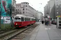 Wien Wiener Linien SL 6: Eine E1+c4-Garnitur bestehend aus dem Tw E1 4521 und dem Bw c4 1372 har gerade die Hst. Quellenstraße / Knöllgasse verlassen, um weiter in Richtung Burggasse / Stadthalle zu fahren. 