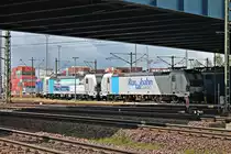 Am 26.05.2015 standen Railpool/Rurtalbahn Cargo 193 810-9 und Railpool/EVB 193 806-7  DVA - Your insurance broker  abgestellt unter der Blauen Brücke in Hamburg Waltershof.
