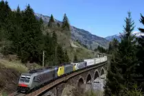 Der zweite Ekol-Zug an diesem Tage wies sogar eine Dreifach-Bespannung auf: Vor dem TEC 41857 mühten sich 186.284 und die 189.903 ab, das blaue Lokomotion-Zebra 189.914 lief hingegen kalt mit. Aufgenommen wurde das fotogene Gespann auf dem Hundsdorfer-Viadukt zwischen Anger und Bad Hofgastein.  