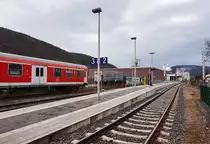 Blick auf den Bahnhof von Amorbach, am 23.3.2016.
Zwar existiert seit der Modernisierung des Bahnhofs, das Gleis 1 nicht mehr, trotzdem werden die zwei verbleibenden Gleise aber als 2 und 3 bezeichnet