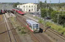 In doppelter Hinsicht ist dieses Foto aus Lutherstadt WIttenberg mittlerweile historisch.
Das Bahnhofsgebäude wurde abgerissen, aktuell wird dort ein zeitgemäßer umweltfreundlicher Neubau gebaut.
Die damals vom Unternehmen Vetter angemieteten LVT/S sind nach Abbestellung der Leistungen dort nicht mehr im EInsatz. 
Aufnahmedatum: 29.08.2013