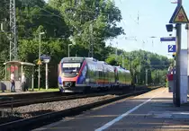 Zwei Euregiobahn (RB20) kommen aus Langerwehe-Stolberg-Altstadt nach Alsdorf aus Richtung Aachen-West,Laurensberg,Richterich und halten in Kohlscheid und fahren in Richtung Herzogenrath. 
Aufgenommen von Bahnsteig 2 in Kohlscheid. 
An einem schönem Sommermorgen vom 23.6.2016. 