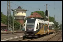 Vor dem restaurierten und imposanten Wasserturm fährt am 23.5.2016 SA 134-004 aus Jaworzyna Slaska nach Wroclaw ab.