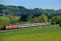 Mit sechs Wagen war der EC 196 am 15. Mai 2013 recht kurz. Zugloks waren die beiden Mühldorfer 218 437 und 440. Aufnahmeort war Ellenberg.