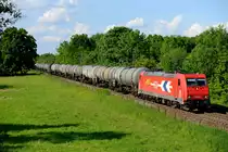 Der Planverkehr darf natürlich auch nicht fehlen: Am späteren Nachmittag kommt zumeist ein Leerzug aus Kesselwagen vom Münchner Flughafen. Beförderndes EVU ist die HGK, hier vertreten mit 185 603 (Feldmoching, 06. Juni 2013).