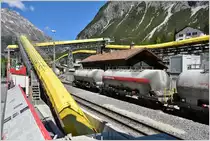 Tunnelbaustelle Albulatunnel II in Preda. Zement wird in diesen vierachsigen Uac angeliefert. (22.06.2016)