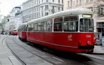 Wien Wiener Linien SL 49 (c4 1366 + E1 4550) Hst. Siebensterngasse (Neubau, Siebensterngasse / Kirchengasse / Siebensternplatz) am 19. Februar 2016. 
