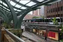 Straßenbahnen und Einkaufstraße -

Zwei Citadis-Trams begegnen sich an der abgesenkten Einkaufstraße Beurstraverse im Zentrum von Rotterdam. 

21.06.2016 (M)