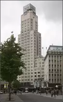 . Ein paar Pixel nur für die Straßenbahn -

Vor dem 97 Meter hohen Boerentoren in der Antwerpener Innenstadt wirkt die Flexity-Tram winzig. Das Hochhaus entstand bis 1932 und gehörte damals zu den höchsten Gebäuden in Europa.

Die Tram ist hier auf der Linie 4 unterwegs. Unter der Straße verläuft der Pre-Metro-Tunnel mit der Station Meir. Der weiße Würfel rechts weist auf einen Treppenabgang hin.

18.06.2016 (M)