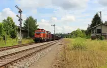 203-29 (92 80 1203 013-8 D-SWT) und 203-28 (92 80 1203 003-9 D-SWT) zu sehen mit dem Schrottzug von Cheb/CZ nach Könitz. Hier der Zug in Pößneck oberer Bahnhof bei der Ausfahrt am 28.06.16.