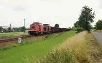 203-29 (92 80 1203 013-8 D-SWT) und 203-28 (92 80 1203 003-9 D-SWT) zu sehen mit dem Schrottzug von Cheb/CZ nach Könitz. Hier der Zug bei Dreitzsch am 28.06.16.