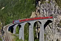 Die Ge 4/4 III 650 fährt mit einem Re aus St.Moritz über  Ihre  Brücke.Bild vom 23.6.2016