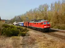 Die 233 219 mit einem Trafo am 02.04.2016 bei der Durchfahrt in Reuth b. Erbendorf.