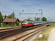 Die 242 245 mit einem R nach České Budějovice am 22.05.2016  bei der Durchfahrt in Ševětín.