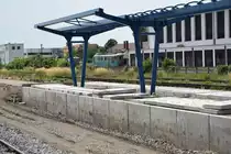 Modernisirungsarbeiten im Bahnhof Targu Mures am 19.06.2016. Im HItergrund ist eine Diesellok der Baureihe 0 60 in schöner, alter grün-blau Lackierung.