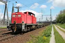 Mit einem Containerzug rangierte am 26.05.2015 die 295 019-4 beim Umspannwerk in Hamburg Waltershof.