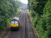 Die Class 66 PB18 von der Rurtalbahn-Cargo kommt als Lokzug aus Aachen-West nach Oberhausen-West und kommt durch Kohlscheid und fährt in Richtung Herzogenrath,Mönchengladbach.
Aufgenommen von der Brücke der Roermonderstraße in Kohlscheid. 
Am Abend vom 27.6.2016.