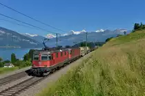 Eine Re 10/10 mit einem KLV am 23.06.2016 bei Einigen. 