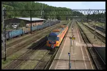 Blick von der Fußgängerbrücke auf die Bahnsteige und Gleise des Bahnhof Klodzko (Glatz) am 22.05.2016. Am Bahnsteig steht der Elektrotriebzug EN 57AL-2120.Die Fußgängerbrücke ist übrigens nur im Bereich der Bahnsteige begehbar. Der Durchgang zur anderen Bahnhofseite ist derzeit gesperrt.