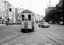 København / Kopenhagen Københavns Sporveje (KS) SL 16 (Tw 529 + Bw 15xx) Vesterbro, Vesterbrogade / Reventlowsgade im April 1968. - Scan von einem S/W-Negativ. Film: Ilford FP 3.
