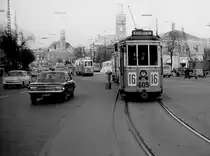 København / Kopenhagen Københavns Sporveje (KS) SL 16 (Tw 609 + Bw 15xx) Vesterbro, Vesterbrogade im April 1968. Im (unscharfen) Hintergrund sieht man undeutlich den Kopenhagener Rathausplatz mit dem Rathausturm rechts. - Scan von einem S/W-Negativ. Film: Ilford FP 3.