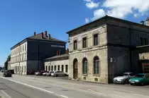 Pivka, das Bahnhofsgeb�ude von der Stra�enseite, Juni 2016