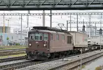 Re 425 184 durchfährt den Bahnhof Pratteln. Die Aufnahme stammt vom 18.06.2016.