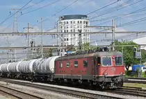 Re 6/6 11628 durchfährt den Bahnhof Pratteln. Die Aufnahme stammt vom 20.06.2016.