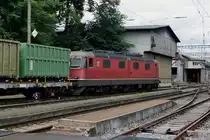SBB: Eine der letzten Bahnhofsausfahrten Gerlafingen der Re 6/6 11601  WOHLHUSEN , P R O T O T Y P mit geteiltem Kasten, am 8. Juli 2015. Trotz enormem Einsatz für die Rettung dieser historisch sehr wertvollen Lok des Bannwiler Re 6/6 - Spezialisten Andreas Bögli (gemäss Sonderartikel der BERNER ZEITUNG), kann leider eine Verschrottung nicht mehr verhindert werden. Schade...
Foto: Walter Ruetsch  