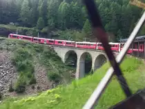 Im Bernina Express zwischen Cavaglia und Alp Grüm, gezogen vom Allegra ABe 8/12, am 1. Juli 2016
